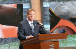 1280px-Commissioner_Goodell_at_the_2010_NFL_Draft_podium